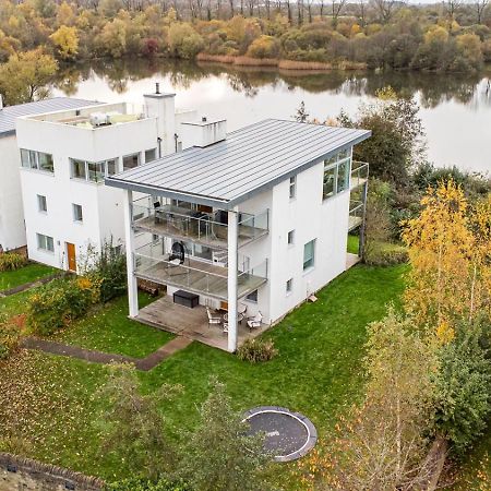Lakeside Property With Access Into Spa On A Nature Reserve Bauhinia House Hm73 Somerford Keynes Exterior photo