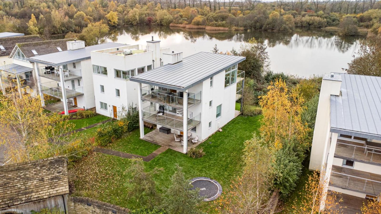 Lakeside Property With Access Into Spa On A Nature Reserve Bauhinia House Hm73 Somerford Keynes Exterior photo